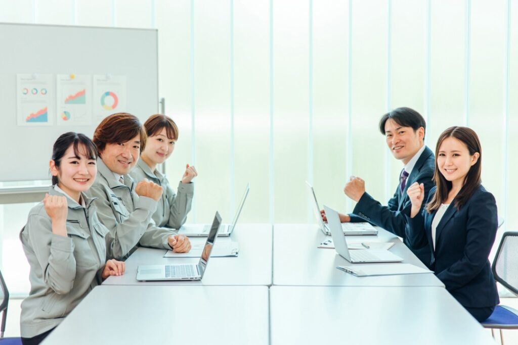 製造現場を変革する工場DXとは？最新トレンドと市場動向